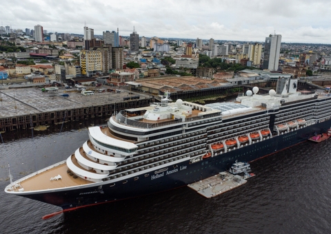 Navio com 2 mil turistas desembarca pela primeira vez em Manaus