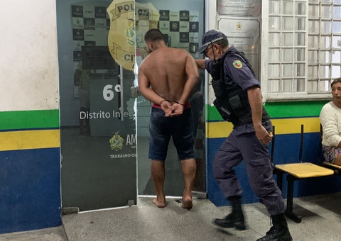 Valentão ‘tranca rua’ para bebedeira, agride e atira em quem tentava passar em Manaus