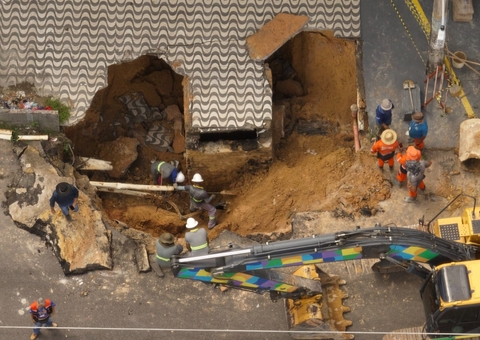 Ligação de esgoto clandestina causou rompimento e abertura de cratera em Manaus