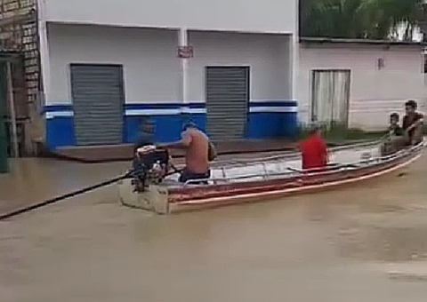 Vídeos: Canoa navega em ruas alagadas por temporal no Amazonas