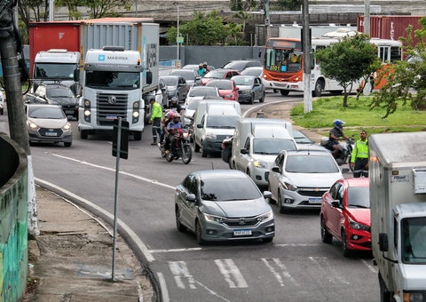 Trânsito fica caótico após árvore tombar e bloquear viaduto em Manaus