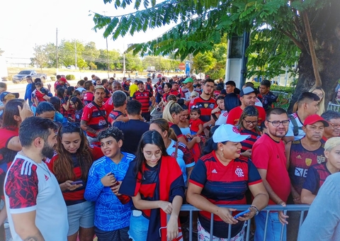 Torcedores lotam hotel à espera do Flamengo em Manaus