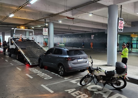 Fiscalização remove carros estacionados em local proibido em aeroporto de Manaus