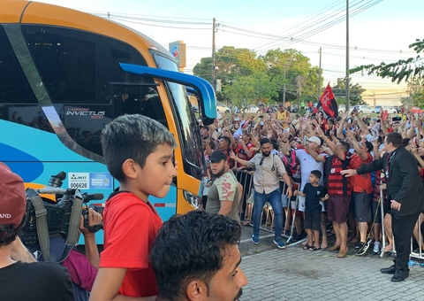 Torcedores vão à loucura com chegada do Flamengo em Manaus; vídeos