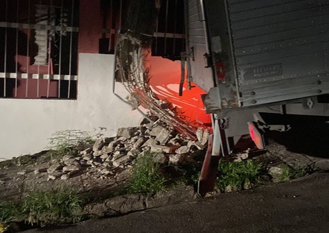Caminhão falha ao tentar subir ladeira e arrasta poste em acidente em Manaus