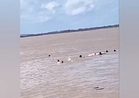 Canoa naufraga com passageiros no Amazonas; vídeo mostra acidente