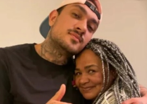 Mãe de MC Bin Laden comenta adoção e diz como cantor se livrou das drogas