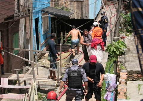Fogo avança contra casas e moradores se desesperam em Manaus; veja imagens