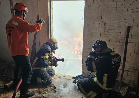 Mais de 30 casas são destruídas por incêndio em Manaus