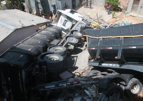 Vídeo mostra destruição de local arrastado por carreta desgovernada em Manaus