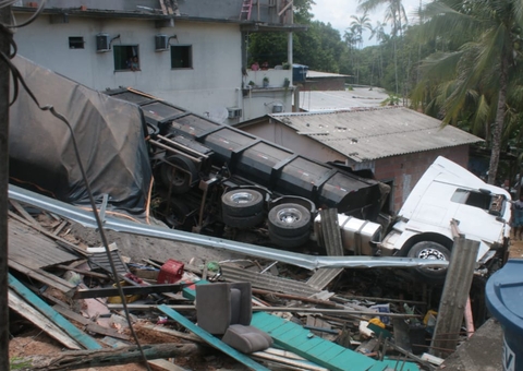 Quatro crianças estavam em casa destruída por carreta desgovernada