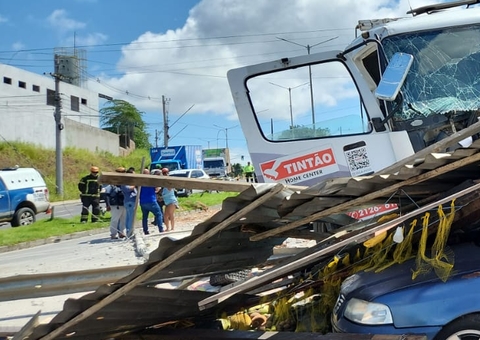 Avenida é interditada após acidente com carreta em Manaus; confira mudança