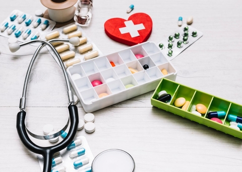 Férias e saúde: saiba quais medicamentos levar no seu ‘kit de viagem’