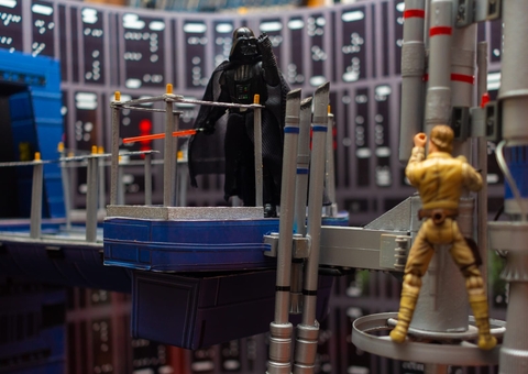 Exposição gratuita mostra cenas de filmes feitas com material reciclável