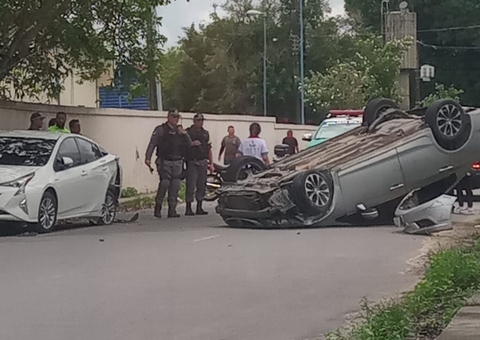 Carro capota após bater em veículo durante acidente em Manaus