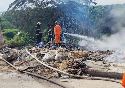 Incêndio se alastra em terreno baldio no Distrito Industrial