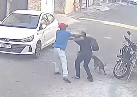 Vídeo: Homens brigam e se matam com a mesma arma