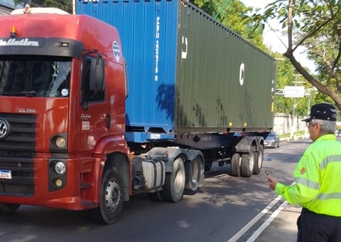 Dezenas de motoristas são multados na Avenida Ephigênio Salles