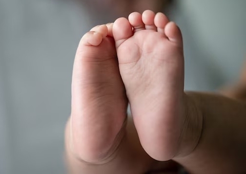 Madrasta que enfiou frasco em ânus de bebê é indiciada por tortura