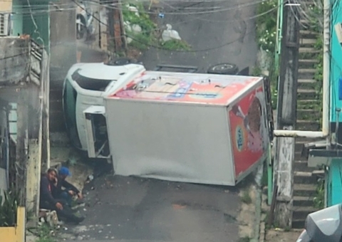Caminhão de sorvete não consegue subir ladeira e tomba na Redenção