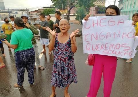 Moradores de casas destruídas em incêndio na Aparecida fazem manifestação