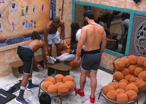 Isabelle passa mal no BBB24 e é amparada por brothers