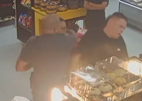 Vídeo: Homem leva cotovelada de PM em confusão por lugar na 'fila do pão'