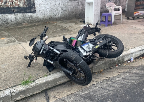 Carro faz retorno irregular e deixa motociclista gravemente ferido em acidente em Manaus