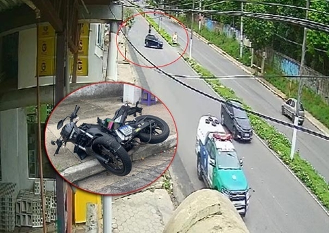 Vídeo mostra momento em que carro faz retorno irregular e atinge motociclista em Manaus