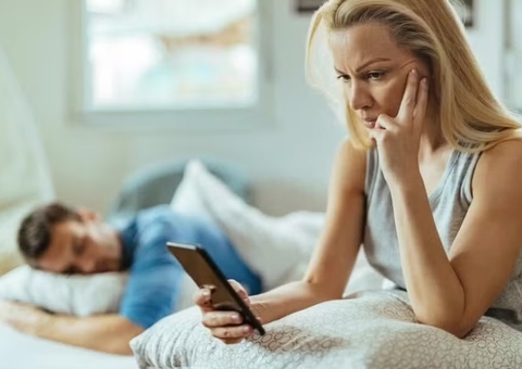 Mulher descobre que ela e o namorado tinham o mesmo amante