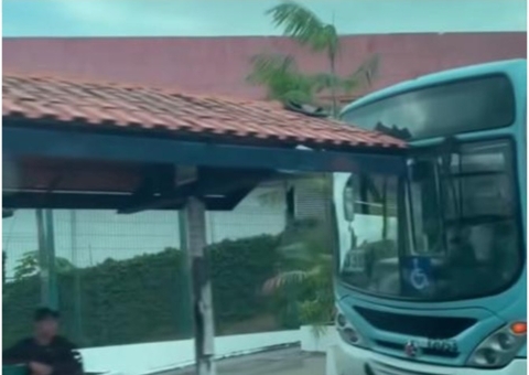 Motorista perde o controle e invade parada de ônibus em acidente na Avenida Max Teixeira