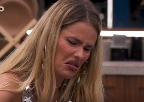 Yasmin Brunet encontra pelo em comida e reação viraliza: 'é de gente?'