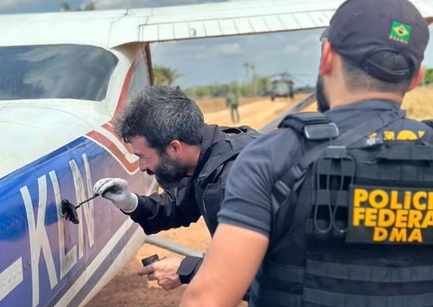 PF faz perícia e apreende avião interceptado após sobrevoar terras yanomami