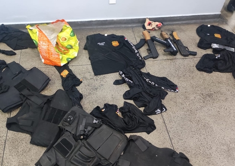 Suspeito de planejar ataque à facção rival é preso com fuzis na Colônia Oliveira Machado