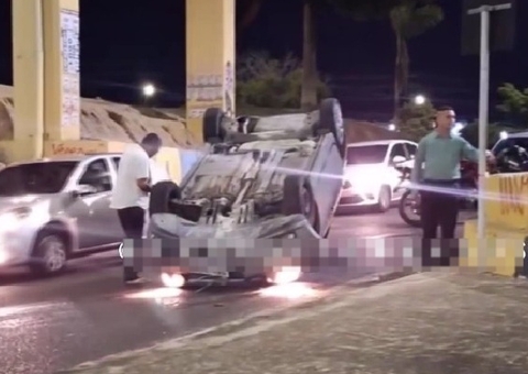 Carro capota em acidente de trânsito nos Franceses; vídeo