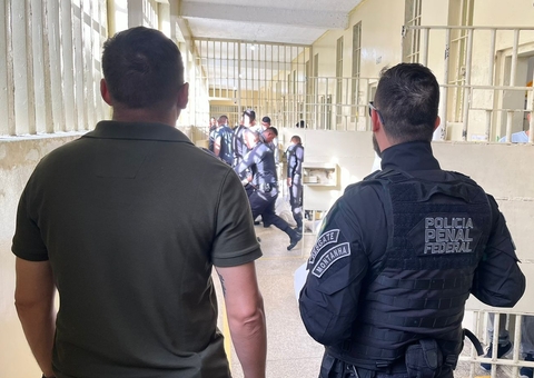 Polícia faz revista em presídio de Manaus