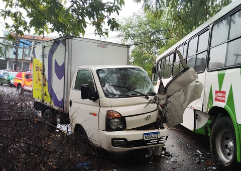 Acidente entre caminhão e ônibus deixa dois feridos no Petrópolis 