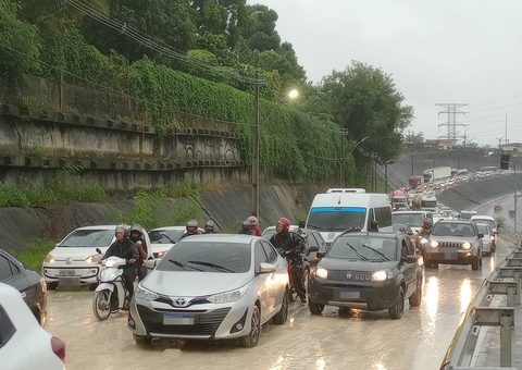 Barranco desliza e Avenida das Torres é tomada por lama; vídeo