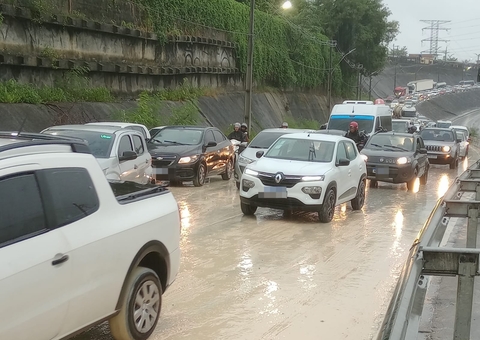 Com riscos a motoristas, Avenida das Torres é interditada após deslizamento de barranco