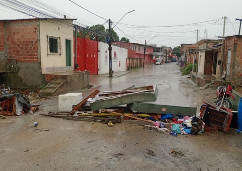 Vídeos: Moradora perde tudo ao ter casa inundada durante temporal em Manaus