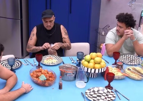 MC Bin Laden se recusa a comer comida feita por Davi: 'cara de pau'