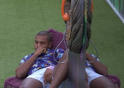 Alvo do Paredão, Davi faz plantão no Big Fone