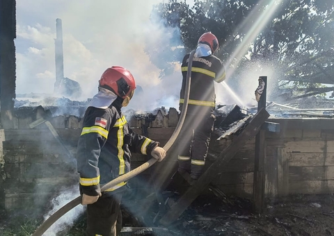 Casa é destruída em poucos minutos durante incêndio no Iranduba; vídeo
