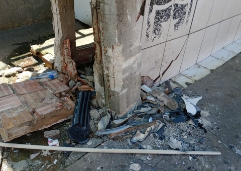 Motorista abandona mulher ferida após bater com carro em banca de Feira no Jorge Teixeira