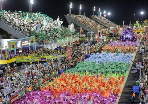 Desfile das escolas de samba reuniu 60 mil foliões no Sambódromo