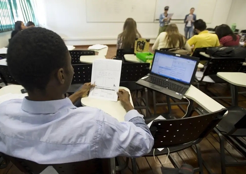 Prazo para complementar inscrição adiada no Fies começa na quarta