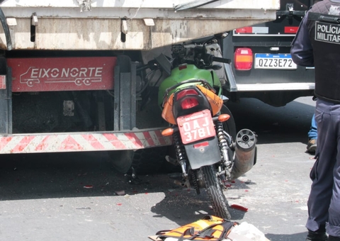 Mototaxista morre e passageira fica ferida em acidente com caçamba em Manaus