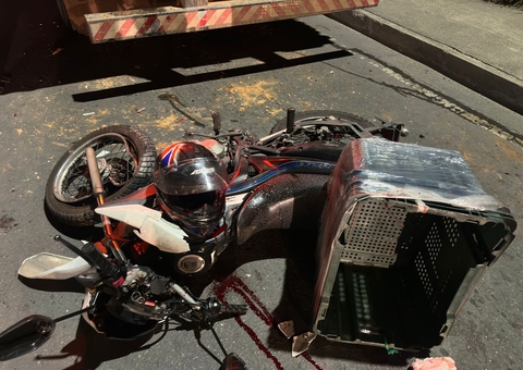 Motociclista colide em caminhão parado na Avenida das Flores