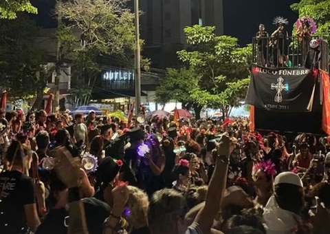 Folião tenta beijar policial em bloco de carnaval e acaba preso