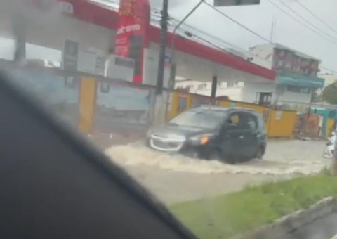 Trecho da Avenida André Araújo alaga durante chuva; vídeo